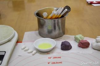 寿桃尖红面团：取1/4的白面团，加入1-2克红曲粉，揉成红面团。 寿桃叶子绿面团： 取2/4克面团，加入麦青粉，揉成绿面团。 剩下1/4白面团作叶子，见下几步。

注： 
完成后放入塑料袋中保湿。揉时手指适当沾水。
色粉都不宜多，比预期颜色淡即可，一定要观察色彩。