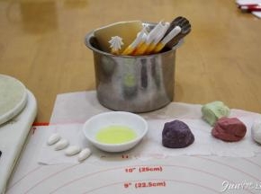 寿桃尖红面团：取1/4的白面团，加入1-2克红曲粉，揉成红面团。 寿桃叶子绿面团： 取2/4克面团，加入麦青粉，揉成绿面团。 剩下1/4白面团作叶子，见下几步。

注： 
完成后放入塑料袋中保湿。揉时手指适当沾水。
色粉都不宜多，比预期颜色淡即可，一定要观察色彩。