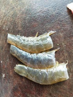 猪肉先切成薄片。虾切去头和尾巴。