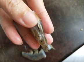 再挑去虾肠和虾线。