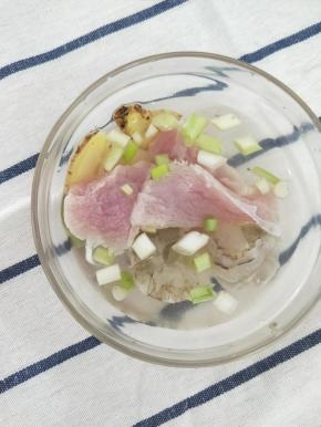 然后放入葱姜水里，泡十分钟左右。(姜和葱花切好，倒入适量热水泡一下再晾凉即是葱姜水)