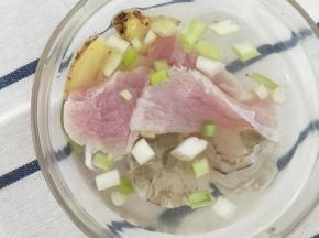 然后放入葱姜水里，泡十分钟左右。(姜和葱花切好，倒入适量热水泡一下再晾凉即是葱姜水)