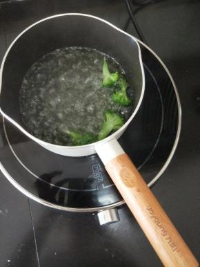 锅里放适量水，加一点点盐和食用油，放入西蓝花焯熟。