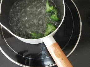 锅里放适量水，加一点点盐和食用油，放入西蓝花焯熟。