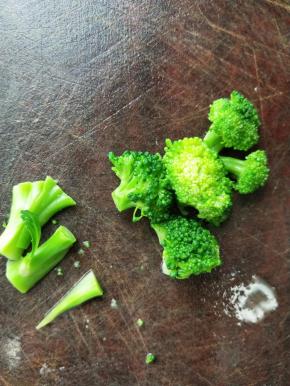 然后捞出来，切成小块，茎的部分不要。