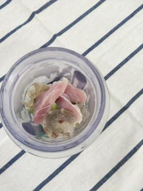 把猪肉、虾和西蓝花，还有适量淀粉，放入料理杯中，再加入适量淀粉。