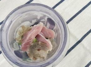 把猪肉、虾和西蓝花，还有适量淀粉，放入料理杯中，再加入适量淀粉。