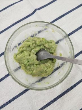 把虾泥倒出来，加入适量盐，搅拌均匀。