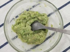 把虾泥倒出来，加入适量盐，搅拌均匀。