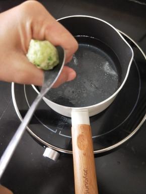 锅里放适量水烧开，然后转小火，用虎口挤出丸子。