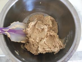 用刮刀切拌均匀，无干粉颗粒