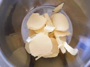 黄油切小块，室温软化至手指按下去软软指印