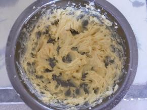 打蛋器打发至蓬松状态，黄油颜色变浅