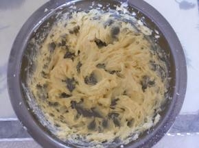 打蛋器打发至蓬松状态，黄油颜色变浅