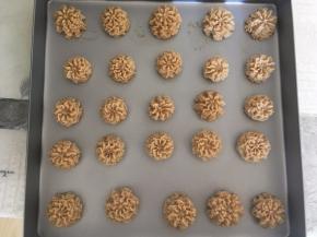 在烤盘上挤出大小均匀的花朵，具体形状可以根据自己喜好来挤