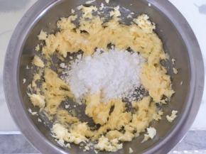 加入糖粉跟一小撮盐，搅拌至无干粉颗粒