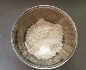 牛奶，盐，白糖，高活性酵母倒入碗里混合，加入橄榄油，筛入高筋面粉