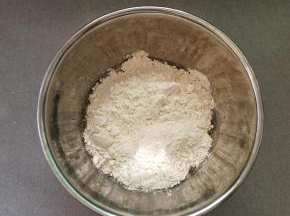 牛奶，盐，白糖，高活性酵母倒入碗里混合，加入橄榄油，筛入高筋面粉