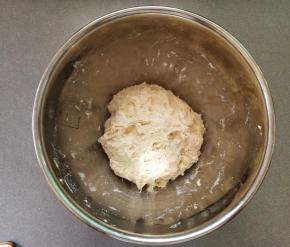 用刮刀拌成团，这个时候合成的团还是比较粗糙的，盖上保鲜膜，放入30°的室温中，发酵90分钟