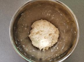 用刮刀拌成团，这个时候合成的团还是比较粗糙的，盖上保鲜膜，放入30°的室温中，发酵90分钟