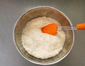 把发酵好的面团用刮刀压出空气，第二次发酵60分钟