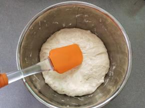 这个时候的面团比较细腻了，用刮刀将它一分为二