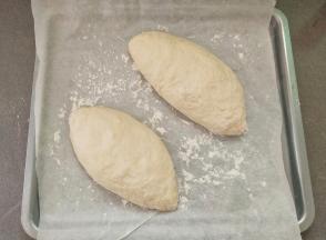 用用手整成椭圆形，放入烤盘