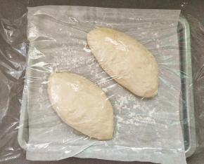 盖上刷过油的保鲜膜，发酵30分钟