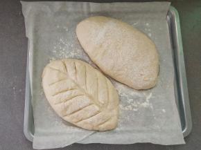 筛上一层高筋面粉，用刀划出纹路