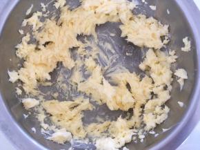 用电动打蛋器将黄油打散