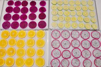 水果全部处理好后排入垫油纸的烤网。