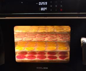 COUSS电烤箱CO-960S，选择80度，4层水果放入，低温烘干3-4小时。