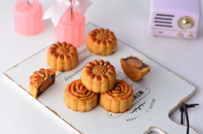 广式豆沙蛋黄月饼