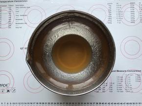 转化糖浆、花生油、枧水放在打蛋盆里，用手动打蛋器搅拌均匀