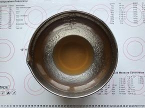 转化糖浆、花生油、枧水放在打蛋盆里，用手动打蛋器搅拌均匀