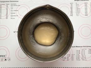 用刮刀慢慢翻拌均匀，直到看不见干粉即可，这个过程不能着急