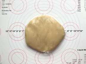 做好的面团，用保鲜膜包起来，松弛2个小时左右