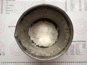 筛入金龙鱼面包用小麦粉和糕点用小麦粉各84克