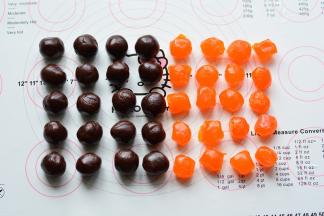 下面我们来做月饼馅，取豆沙平均分成20份，每份20克，20个蛋黄，最好用小号