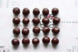 依次把所有的馅料搓成圆形备用