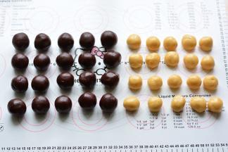 松弛好的面团平均分成20个，滚圆备用