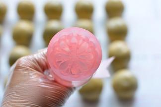 月饼模具里面放上自己喜欢的花片，在月饼模具里面沾少许的面粉，防粘