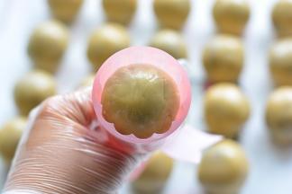 把做好的月饼面团，放入月饼模具中，稍微压一下