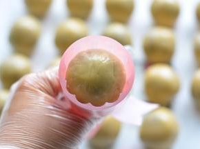 把做好的月饼面团，放入月饼模具中，稍微压一下