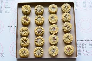 依次把所有的月饼做好，每做一个，都要沾一下面粉，用来防粘