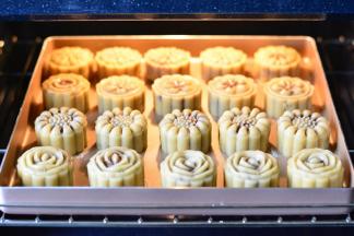 烤箱预热200度，烤5分钟，让月饼定型