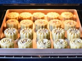 烤箱预热200度，烤5分钟，让月饼定型