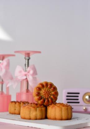 烤箱改成170度，放入月饼，烤20分钟，出炉放凉就可以食用了