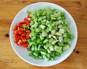 胡萝卜去皮洗净切丁，芹菜摘去叶子，洗净用刀拍几下然后切丁。
