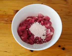 肉丁放碗中，放一勺淀粉。